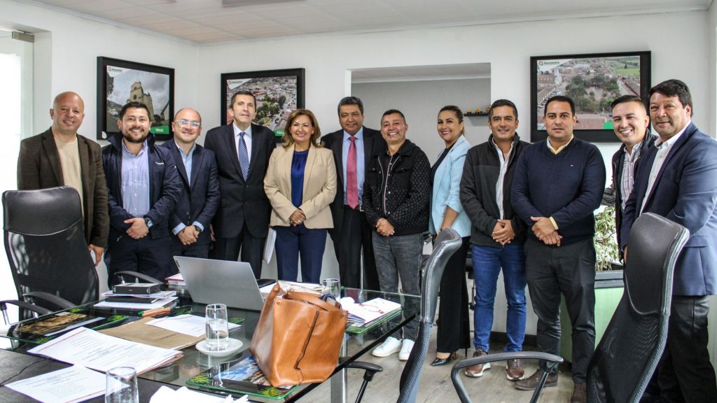 El arquitecto Javier Garzón, ex alcalde de Cogua, fue elegido hoy por los alcaldes de Sabana Centro como el nuevo director de Asocentro