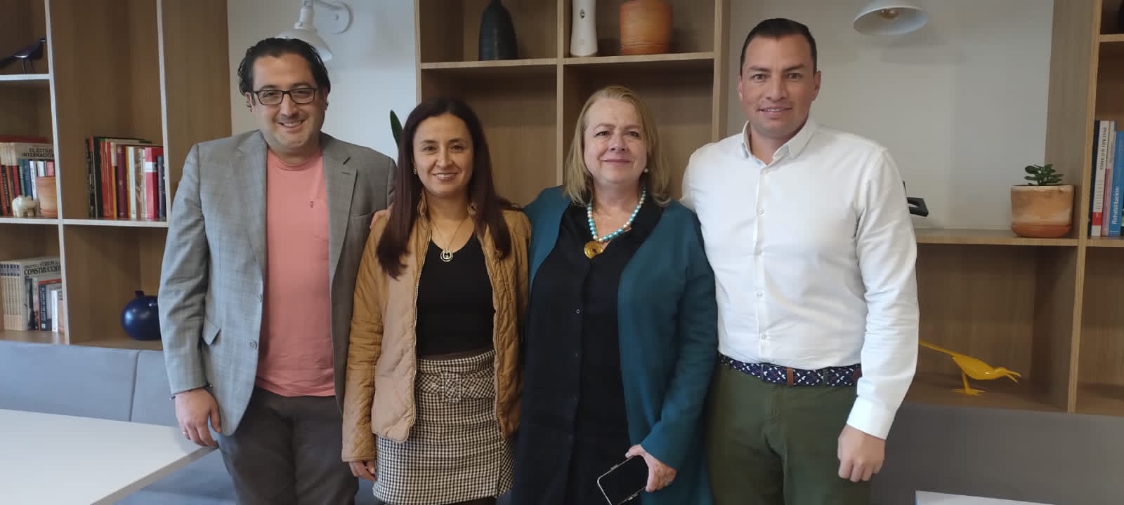 Funcionarios de la administración se reúnen con la empresa privada.