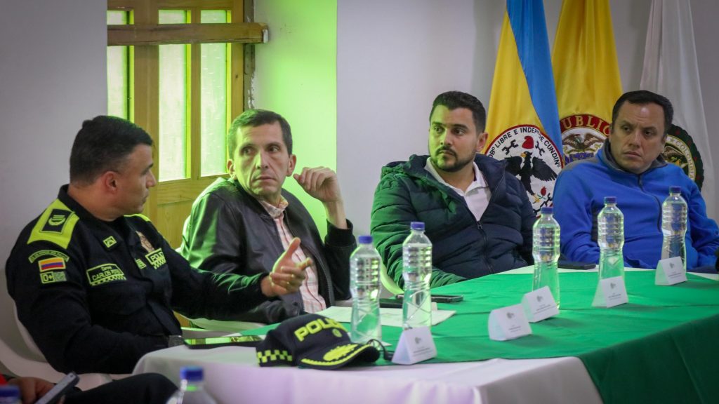 Coronel Carlos Alberto Potes, comandante de la Región Sabana, se reunió con autoridades de Chía