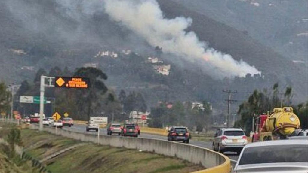 Emergencia en Chía por incendio forestal cerca de un peaje