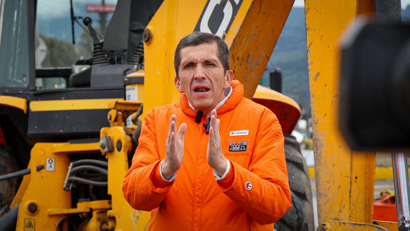 El alcalde Donoso dio apertura a las obras de reparación del pozo de inspección de alcantarillado sobre la glorieta de Jumbo