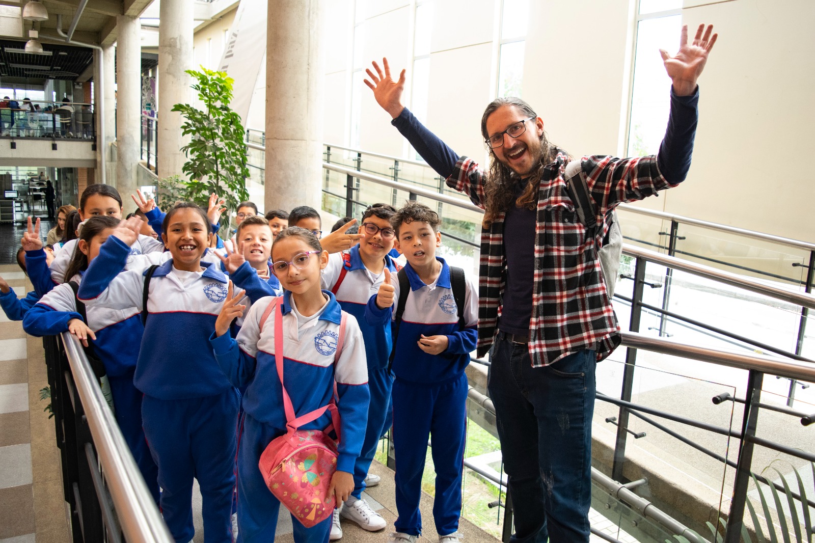 150 niños de la IEO Diversificado visitaron la Biblioteca Pública Hoqabiga