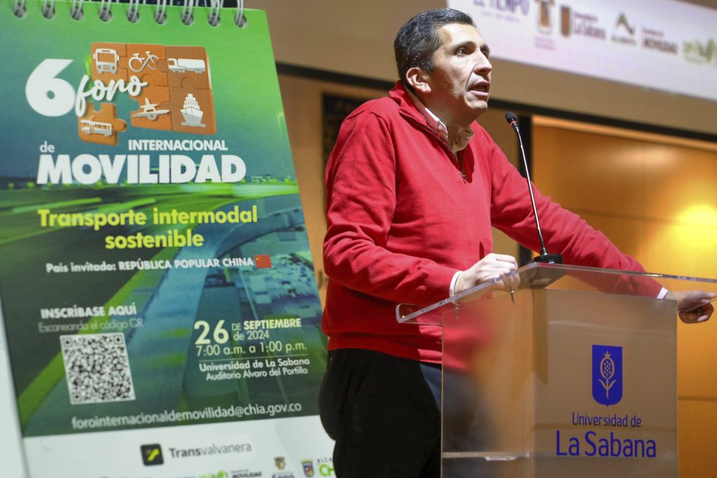 Chía lideró el VI Foro Internacional de Movilidad con participación de cuatro países El VI Foro Internacional de Movilidad, ralizado y liderado en Chía, contó con la participación de delegaciones de los Países Bajos, Reino Unido, Francia y la República Popular de China, como país invitado especial. El evento, presidido por el alcalde de Chía, Leonardo Donoso, y el secretario de Movilidad, Juan Pablo Ramírez, tuvo como principal objetivo intercambiar experiencias y explorar estrategias para mejorar la movilidad en el municipio y la región.