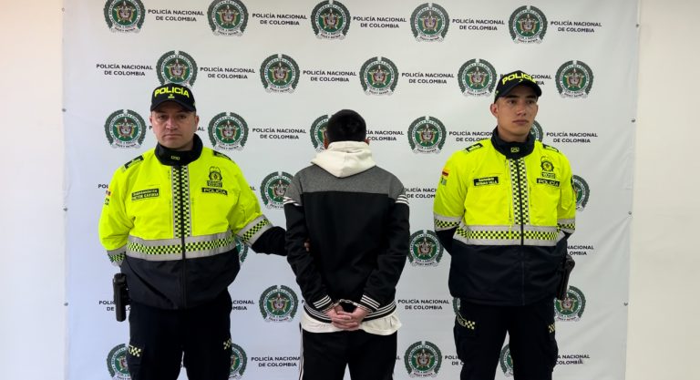 Brayan Stiven Quintero, alias Brayan, presunto asesino de José Leonardo Rodríguez Moreno y Donován Sneider Marín Guzmán, fue capturado en la localidad de Usaquén por parte de la Policía Nacional de Bogotá. Este sujeto era requerido por las autoridades luego de propinarle varios disparos a los jóvenes de 27 y 23 años, a quienes citó a su lugar de residencia en la veredaTíquiza. Así las cosas, en una rueda de prensa realizada en horas de la mañana en la Estación de Policía de la localidad de Usaquén, el Teniente Coronel Ricardo Chávez mencionó que fueron alertados de la presencia de un vehículo sospechoso. Posterior a eso, se logra la interceptación del mismo donde se verifican los antecedentes judiciales de sus ocupantes y se comprueba que una de las personas era alias Brayan, quien fue inmediatamente capturado y dejado a disposición de las autoridades competentes por homicidio agravado en concurso heterogéneo con porte ilegal de armas. Cabe resaltar que la Administración Municipal de Chía, acompañó desde el primer momento las actividades de la Policía Nacional y de la especialidad judicial SIJIN. Así mismo, realizó entrevistas a los familiares de las personas ultimadas en el acto y fortaleció las actividades operativas en la zona. A su vez, se tomó decisiones constantes en el consejo de seguridad bajo las apreciaciones de sus integrantes donde se determinó provisionar recursos para ofrecer una recompensa de hasta diez millones de pesos por información del sujeto en mención. Finalmente gracias al apoyo conjunto entre autoridades, administración municipal y comunidad, se logra con éxito la materialización de la captura de alias Brayan.