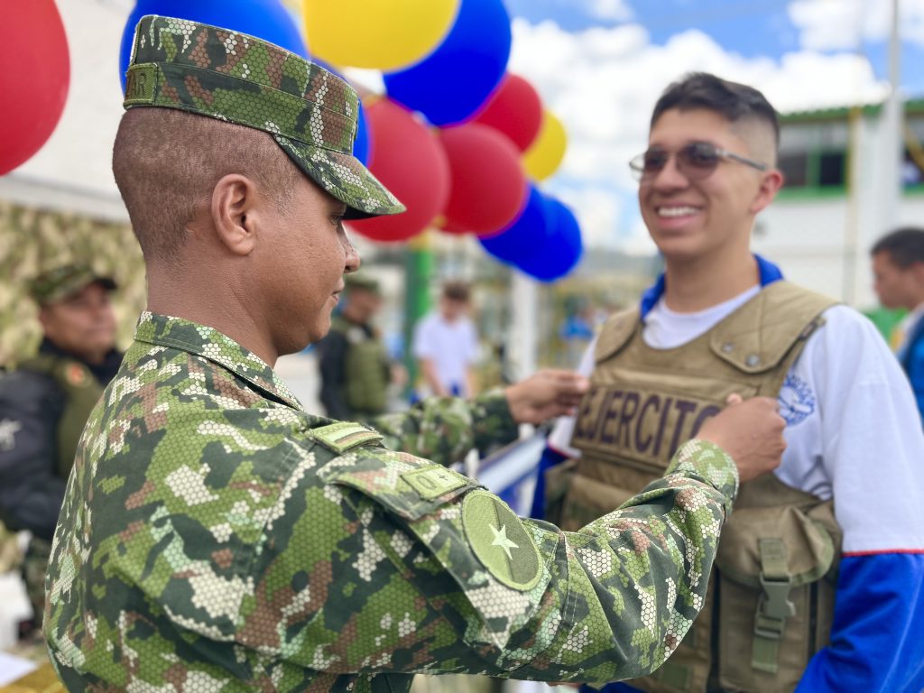 Charlas y recreación: Jornada educativa para jóvenes con el Ejército Nacional