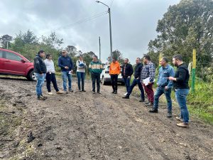 La Secretaría de Participación Ciudadana y Acción Comunitaria, junto a la Secretaría de Obras Públicas, la Dirección de Servicios Públicos, la JAC Yerbabuena Alta, y la empresa Vanti, llevaron a cabo un importante recorrido técnico en los sectores de Pan de Azúcar y La Montaña del Oso, en la vereda Yerbabuena. Este recorrido también contó con la presencia de la Interventoría y el consorcio encargado de la construcción de la placa huella en la zona. En Pan de Azúcar, los equipos técnicos y comunitarios se centraron en revisar y validar las alternativas que permitan avanzar con la construcción de la placa huella sin que, a futuro, el proceso de gasificación afecte esta importante obra de infraestructura vial. Este análisis es clave para garantizar la sostenibilidad de las intervenciones y responder a las necesidades de la comunidad. Por otro lado, en el sector de La Montaña del Oso, se realizó una inspección preliminar del terreno para validar y verificar la viabilidad del proceso por parte de la empresa Vanti. Este recorrido permitió fortalecer el trabajo articulado entre la Administración Municipal, las empresas responsables, y la comunidad, destacando la importancia de planificar proyectos integrales que beneficien a los habitantes de Yerbabuena Alta y aseguren el desarrollo sostenible del sector.