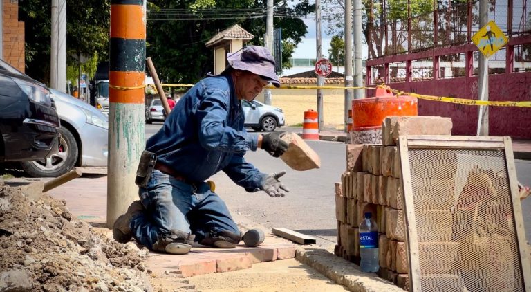 Secretaría de Obras Públicas refuerza el mantenimiento de la malla vial y andenes en Chía