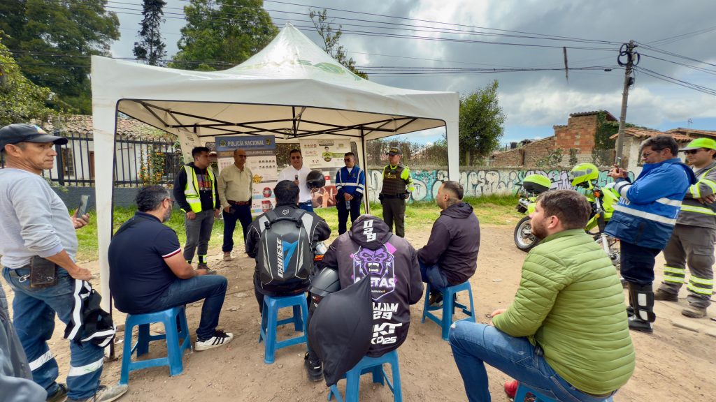 Campaña de seguridad vial para motociclistas y ciclistas en el corredor Cota-Chía