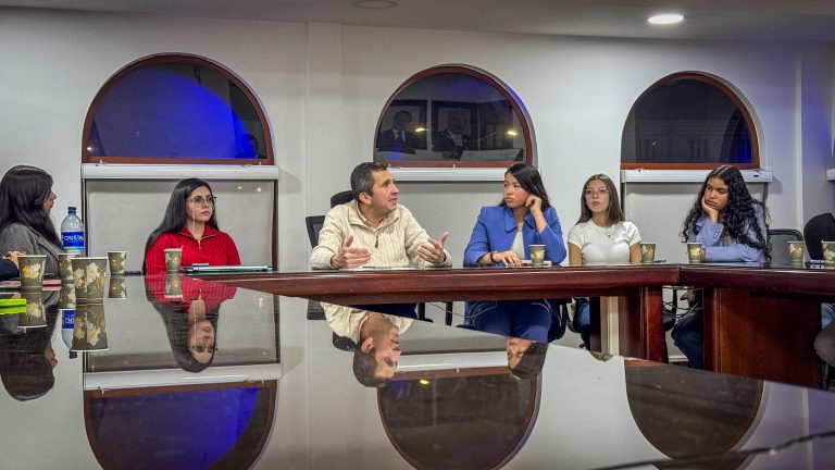 Alcalde Donoso recibió a los candidatos para las elecciones juveniles de Chía