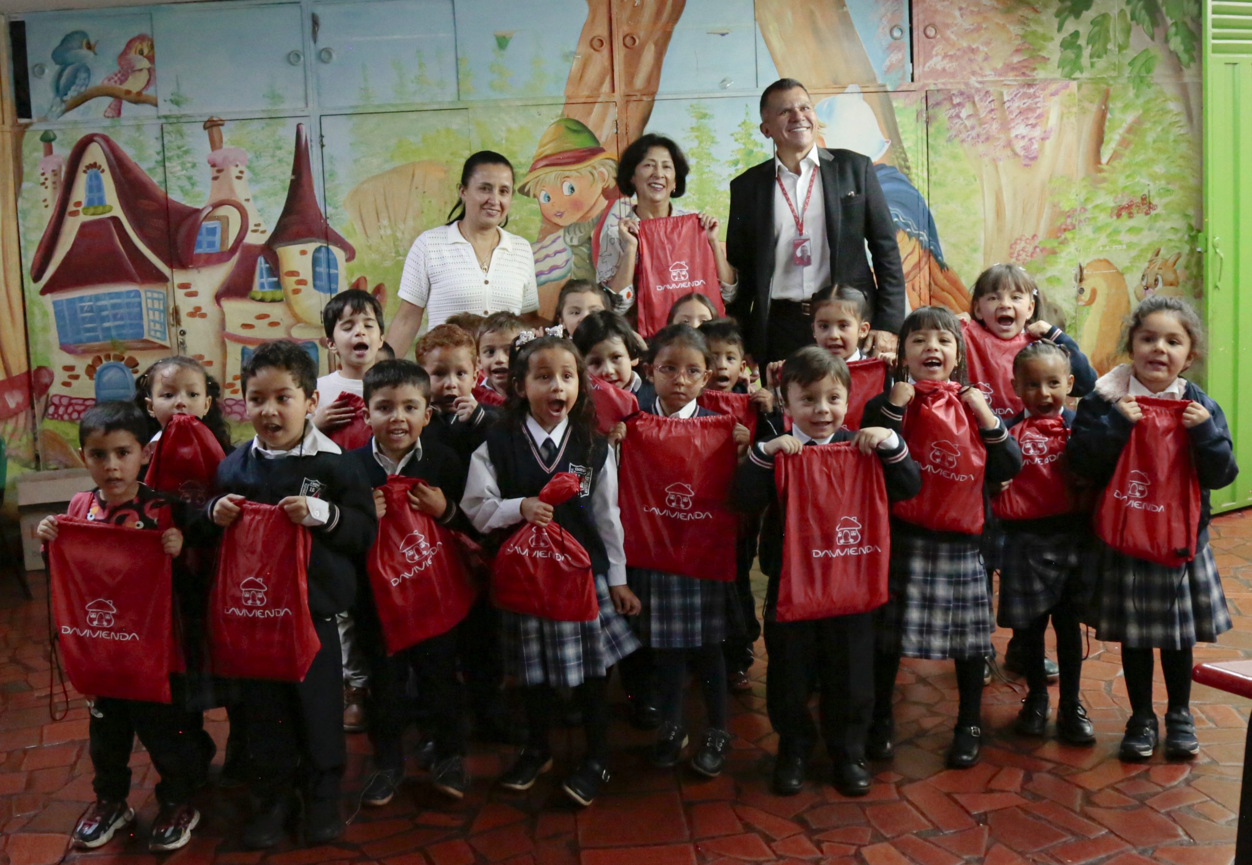 Más de 400 kits escolares para niños y niñas de Chía