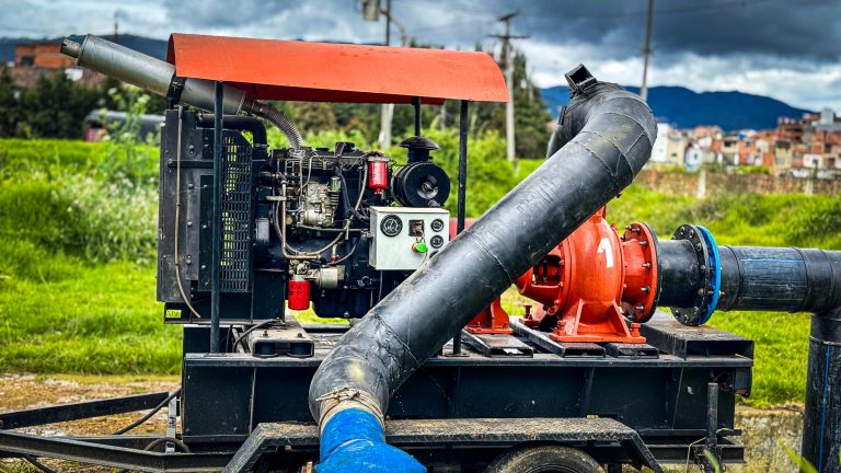 Por alerta amarilla del nivel del Ríofrío se instalan preventivamente motobombas para evacuar aguas de ese afluente