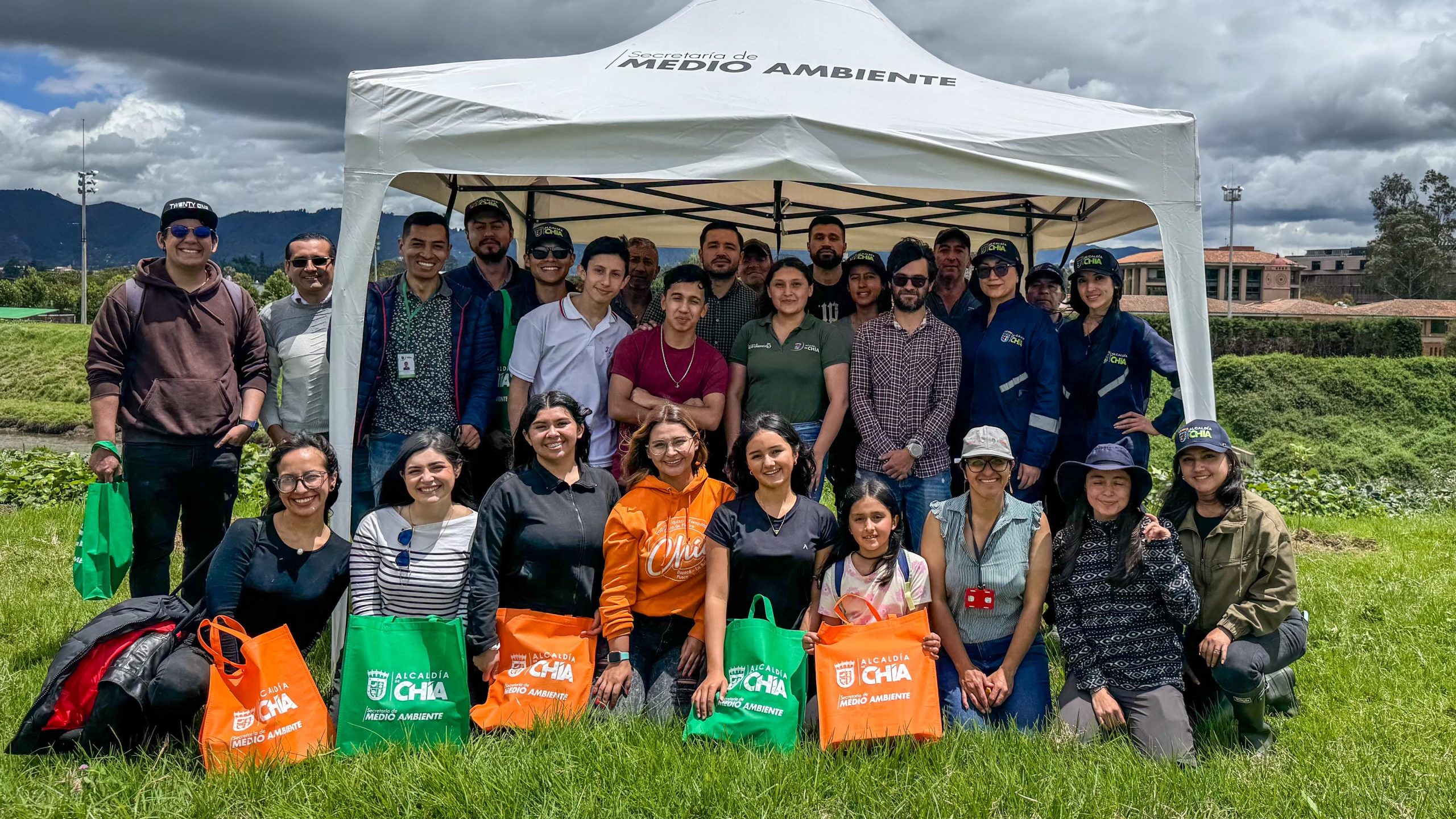Chía conmemora el Día del Río Bogotá con navegación educativa y jornada de reforestación