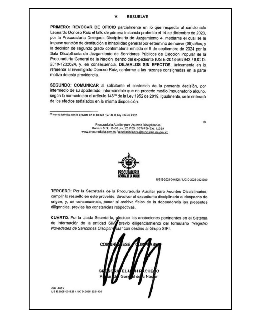 La Procuraduría General de la Nación archiva y deja sin efectos la sanción o destitución al alcalde de Chía, Leonardo Donoso, enunciadas en dos falllos previos en los que se determinaban presuntas conductas contrarias a la ley y la inhabilidad por 9 años por la licitación del alumbrado público durante el año 2018. Así lo confirmó el despacho del Procurador General de la Nación, este 15 de mayo de 2025, advirtiendo que se determinó la inexistencia de una irregularidad sustancial por parte de Donoso, así como la afectación directa al ejercicio del derecho de defensa, la contradicción y el debido proceso, y la indebida adecuación típica de la conducta endilgada al alcalde de Chía. En la sentencia, ese despacho también aseguró que “… En suma, la autoridad disciplinaria no efectuó una debida adecuación típica de la conducta en el fallo de primera instancia proferido eI 14 de diciembre de 2023 y el fallo de segunda instancia de 6 de septiembre de 2024, pues no integró en forma completa la falta disciplinaria endilgada en cada uno de sus literales al señor Leonardo Donoso Ruiz y, por ende, se apartó del cumplimiento de los principios de legalidad y debido proceso contemplados en los artículos 40 y 60 de la Ley 734 de 2002”. Adicionalmente, el Ministerio Público indicó que, “no se estableció de manera clara y concreta las conductas presuntamente irregulares y no se observó congruencia respecto del elemento de tipicidad aplicado en primera instancia y en segunda instancia… pues se refirieron al elemento de la tipicidad sin establecer cuáles son los postulados del axioma que debió cumplir Donoso Ruiz de manera clara y concreta sobre cada una de las conductas atribuidas en los cargos”. De esta forma, la Procuraduría General de la Nación, ordenó archivar y revocar las decisiones tomadas en primera y segunda instancia y en consecuencia, dejar sin efectos las investigaciones sobre inconsistencias en la licitación del servicio de alumbrado público en Chía.