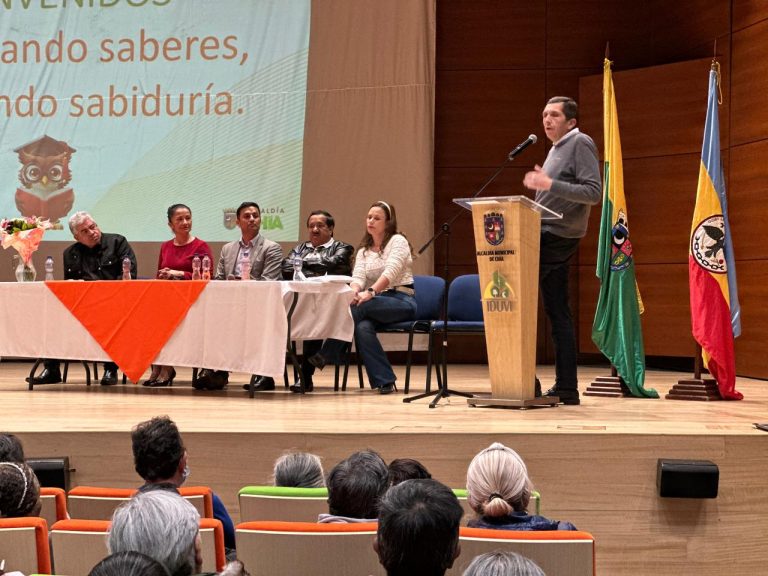 Chía le apuesta a la educación de sus adultos mayores con el programa “Cosechando Saberes, Cultivando Sabiduría”