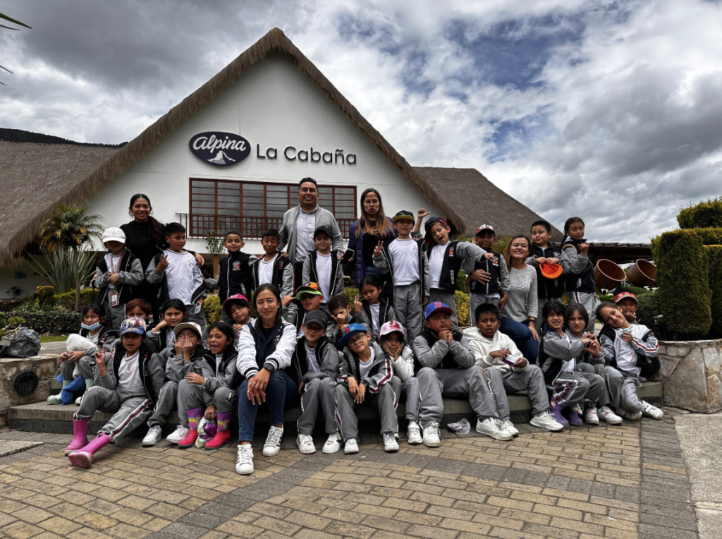 Estudiantes del Laura Vicuña disfrutan una jornada educativa en Alpina gracias al PAE