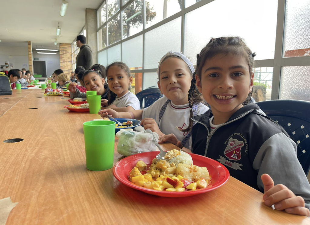 “Vacía el plato, llena TÚ mente: Aprende a valorar cada bocado”