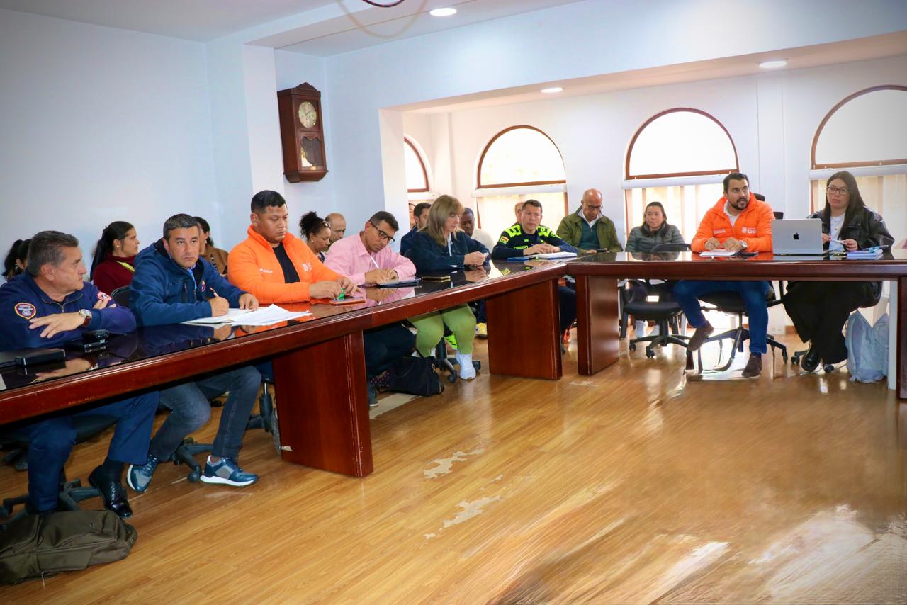 A propósito de las elecciones al Concejo Municipal de Juventudes 2025, que se desarrollaran el próximo domingo 19 de octubre, la Alcaldía de Chía dejo activado el Puesto de Mando Unificado con el fin de brindar completa seguridad al evento. De esta manera, el PMU dejó coordinado a las autoridades de seguridad, el Cuerpo de Bomberos de Chía, la Defensa Civil y toda la Administración Municipal para estas elecciones con el objetivo de garantizar el orden público durante el proceso. Así las cosas, el PMU quedará abierto inicialmente hasta el lunes 20 de octubre cuando finalice el proceso electoral con el debido escrutinio. ¡La invitación entonces es a participar de estas elecciones!