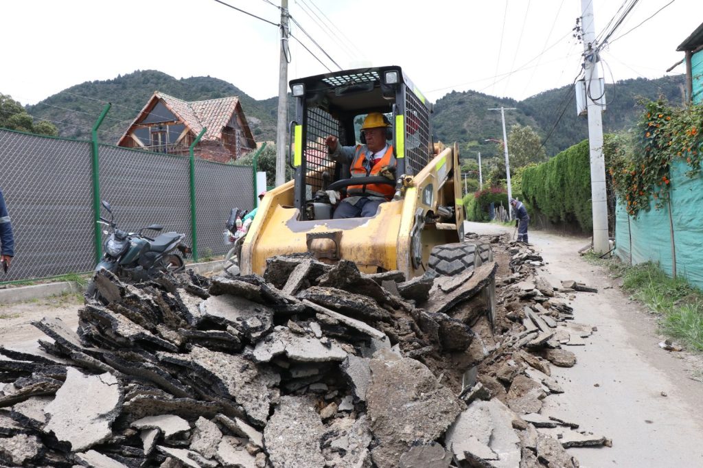 Avanzan los trabajos de reparación de infraestructura vial en Chía