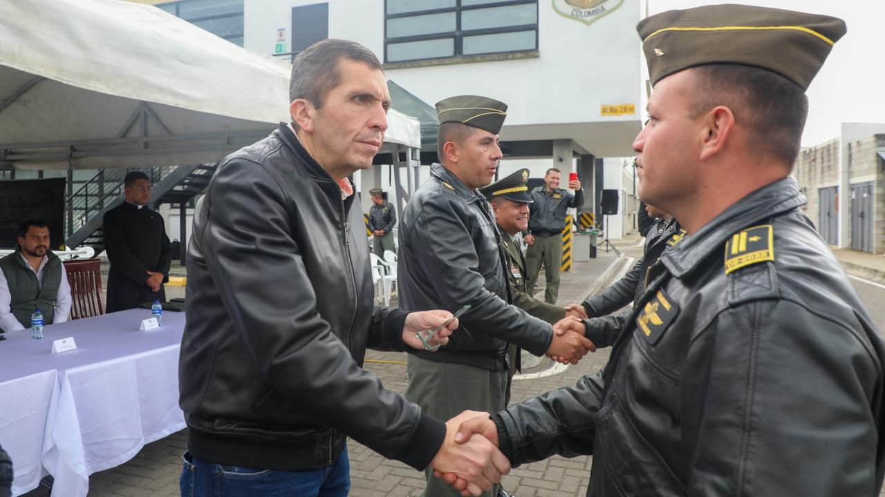 Chía condecora uniformados de la Compañía Antinarcóticos de Aviación Policial Guaymaral