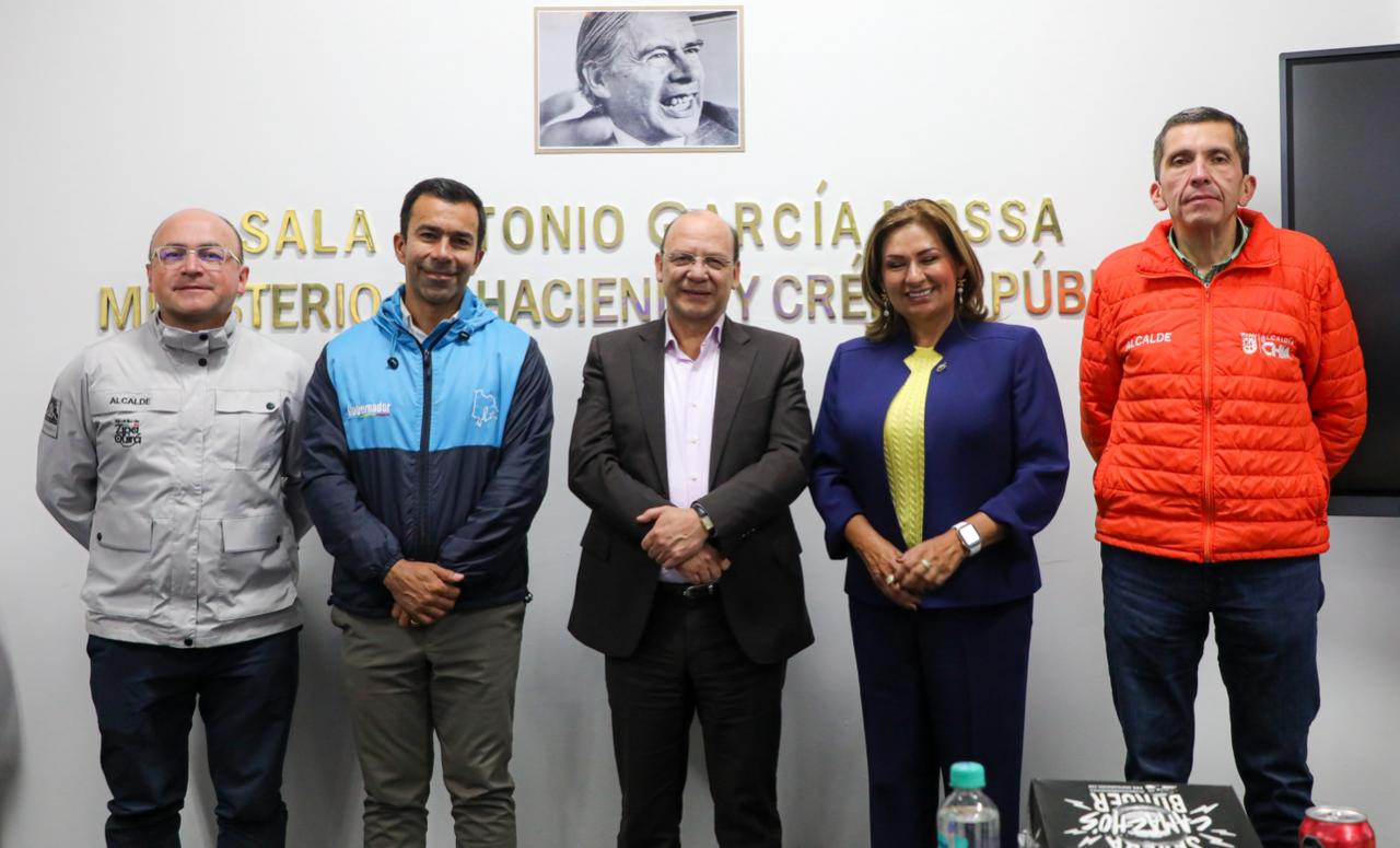 Alcalde Donoso y Gobernador Jorge Emilio Rey firman convenio que hará realidad el Regiotram del Norte