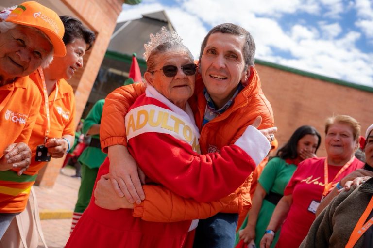 Usuarios del Programa Adulto Mayor reciben bono navideño de $400.000