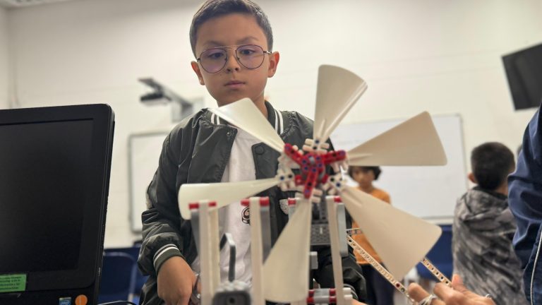 220 niños y jóvenes de Chía han sido certificados en robótica y tecnología