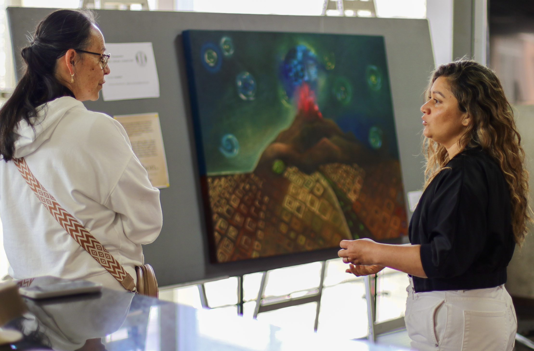 “Sanar, crear y conectar”: una exposición que transforma la experiencia personal en arte
