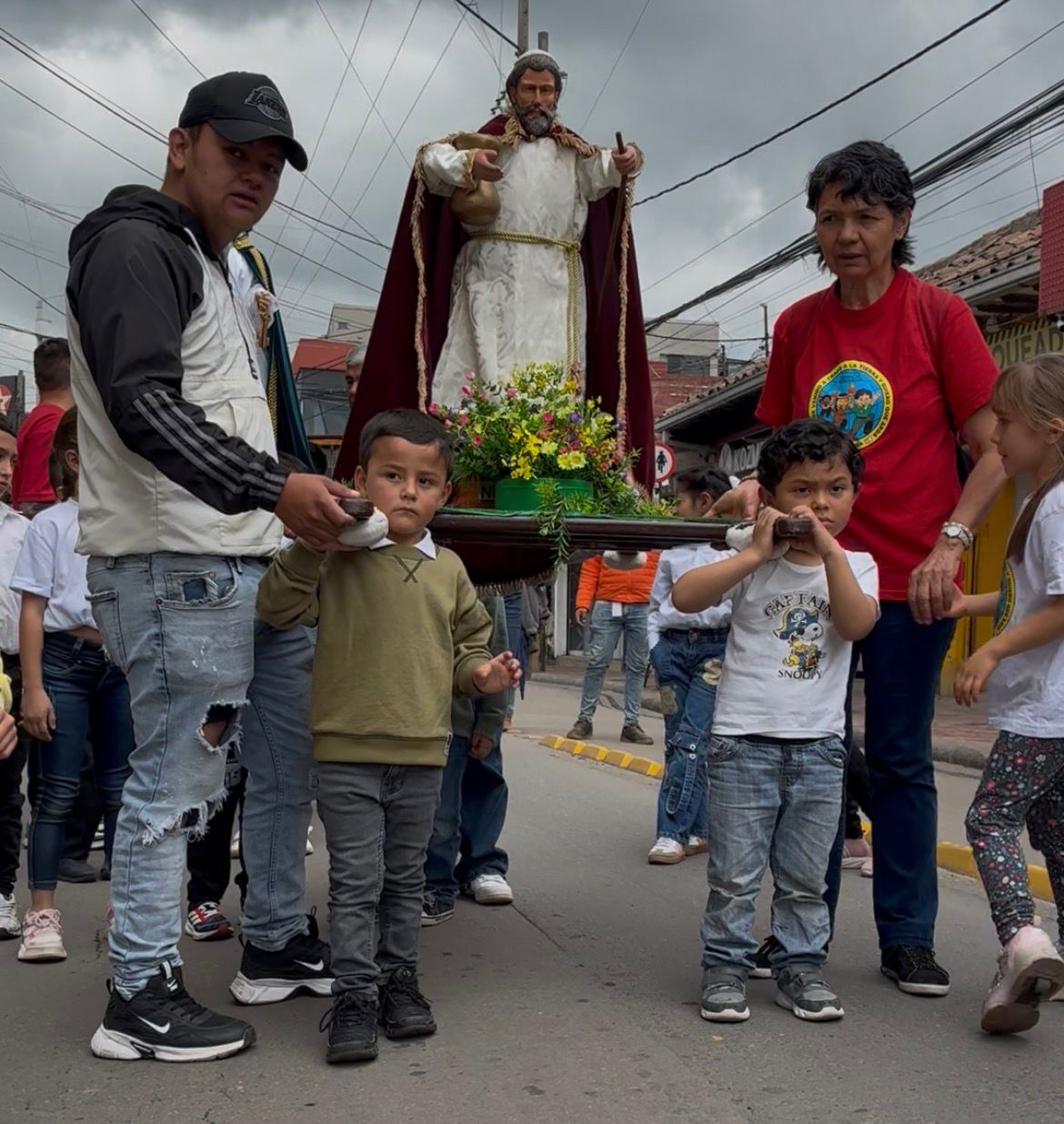 Los niños y niñas iniciaron el desfile infantil este lunes santo 